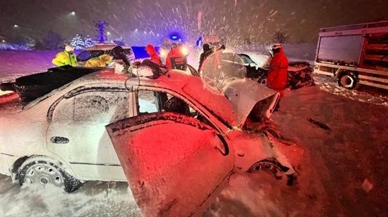 Bitlis'te iki otomobilin �arp��t��� kazada 7 ki�i yaraland�