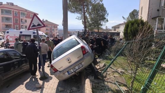 El freni unutulan otomobil facia getirdi! Park halindeki otomobil dehşeti