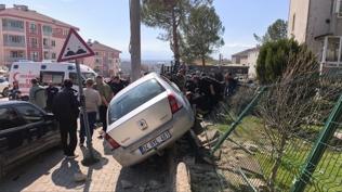 El freni unutulan otomobil facia getirdi! Park halindeki otomobil deh�eti