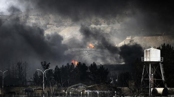 Petrol depolar� vuruldu: Tahran'da k�l ya�d�, benzin kuyruklar� olu�tu