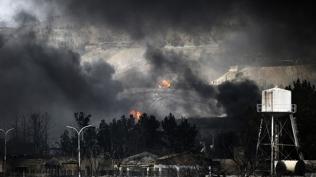 Petrol depolar� vuruldu: Tahran'da k�l ya�d�, benzin kuyruklar� olu�tu