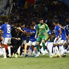 Brezilya'da olayl� ma�! 23 oyuncu k�rm�z� kart g�rd�