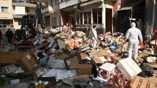 Koku şikayetine ekipler geldi: Evden çıkanlara komşular şaşkına uğradı