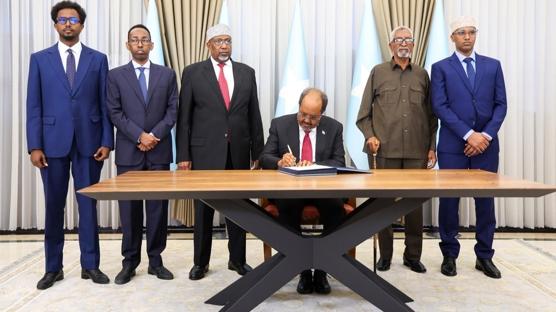 �eyh Mahmud, Somali'nin yeni anayasas�n� imzalad�