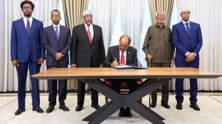 Şeyh Mahmud, Somali'nin yeni anayasasını imzaladı