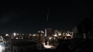 �ok ba�l�kl� f�zeler kullan�ld�! Yeni liderin se�ilmesiyle �ran'dan ABD ve �srail'e e� zamanl� sald�r�