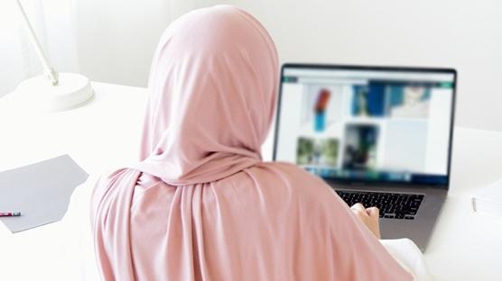 Almanya'da ayr�mc�l�k raporu! Ba��rt�l� kad�nlar hedefte