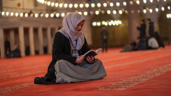 Binlerce kilometre uzaktan geldi! Perulu kad�n, �stanbul'da turistlere �slam'� anlat�yor