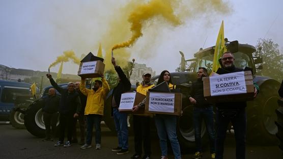 �talya'da �ift�iler isyan bayra��n� �ekti