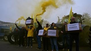 �talya'da �ift�iler isyan bayra��n� �ekti