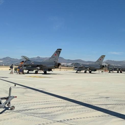 Konu�land�r�lan T�rk F-16'lar� rahats�z etti