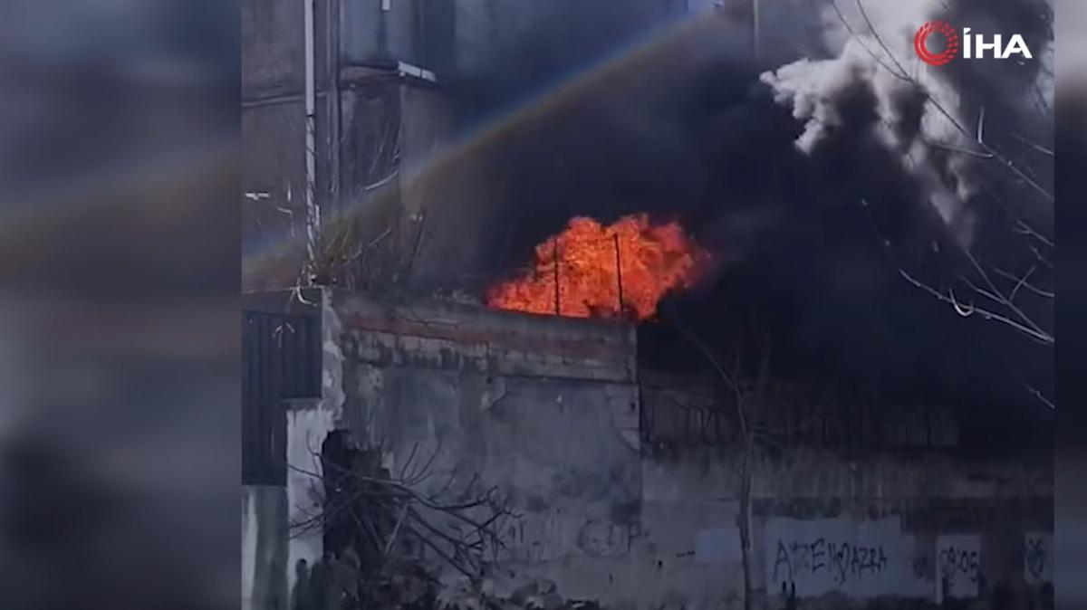 Bayrampa�a'da korkutan yang�n: Depo alevlere teslim oldu