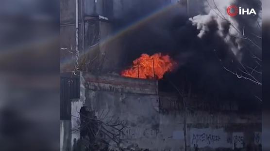 Bayrampa�a'da korkutan yang�n: Depo alevlere teslim oldu