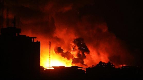 �srail kana doymuyor! Gazze'de yerinden edilmi� ailelerin s���nd��� binay� vurdu