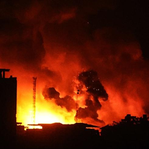 �srail kana doymuyor! Gazze'de yerinden edilmi� ailelerin s���nd��� binay� vurdu