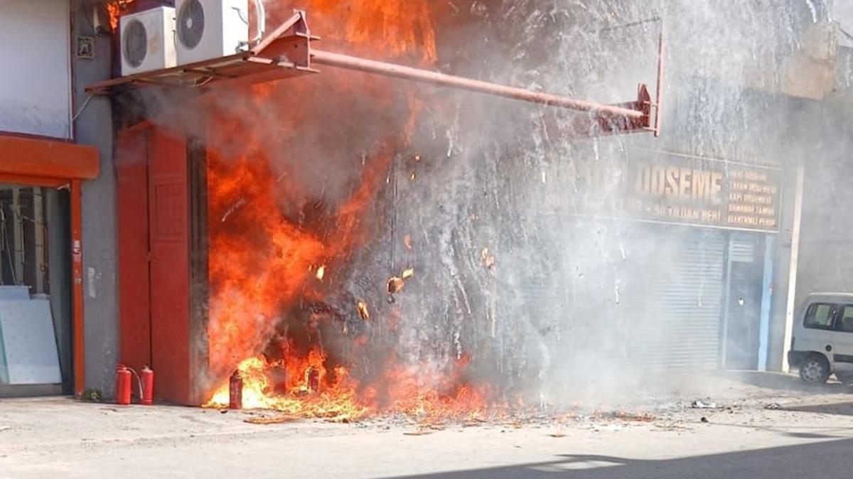 Zeytinburnu'nda korkutan yang�n: �� yeri alevlere teslim oldu