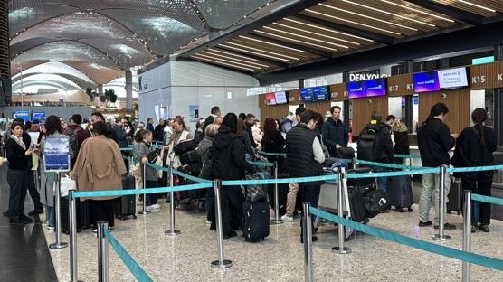 �stanbul'daki havalimanlar�nda tatil yo�unlu�u: Uzun kuyruklar olu�tu