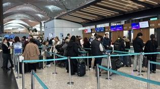 �stanbul'daki havalimanlar�nda tatil yo�unlu�u: Uzun kuyruklar olu�tu