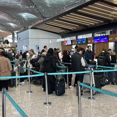 İstanbul'daki havalimanlarında tatil yoğunluğu: Uzun kuyruklar oluştu