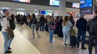 �stanbul'daki havalimanlar�nda tatil yo�unlu�u: Uzun kuyruklar olu�tu