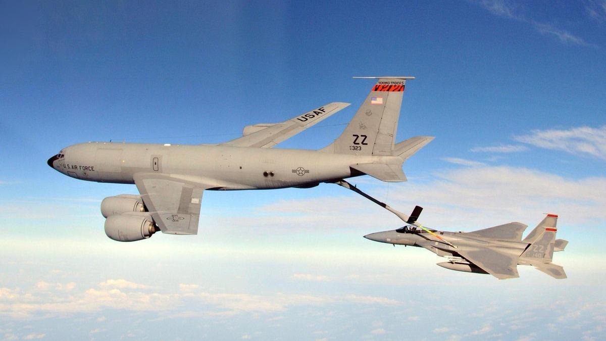KC-135 yak�t ikmal u�a�� d���r�ld�