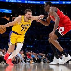 Luka Doncic'ten 51 say�l�k �ov: Lakers, Bulls'u devirdi