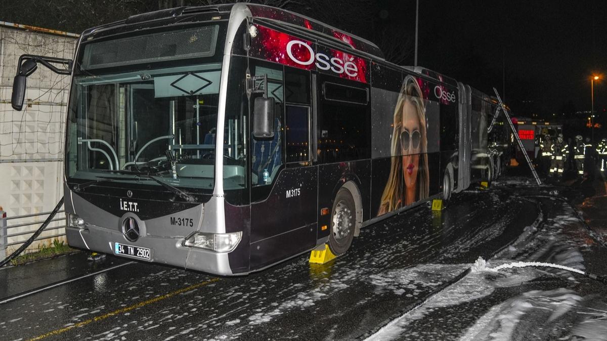 Seyir halindeki metrob�s alev alev yand�