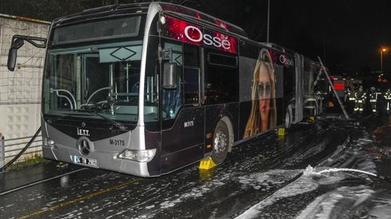 Seyir halindeki metrob�s alev alev yand�