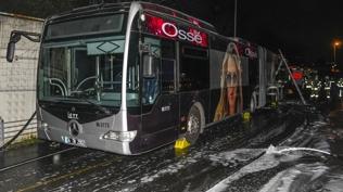 Seyir halindeki metrob�s alev alev yand�