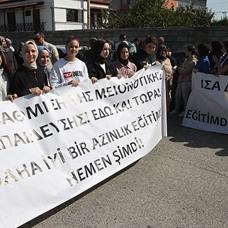 Az�nl�k okullar� kapanma riskiyle kar�� kar��ya