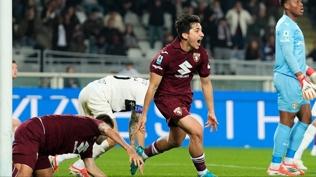 Emirhan �lkhan sahneye ��kt�