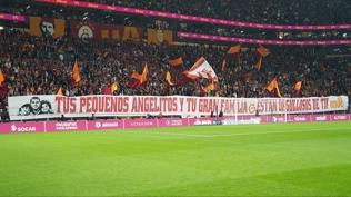 Galatasaray taraftar�ndan tak�ma ve Torreira'ya destek