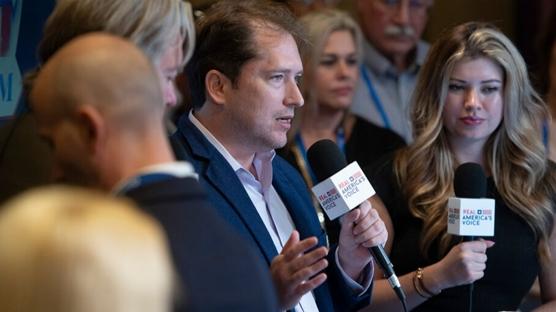 Trump'ın danışmanını ülkeye sokmadılar