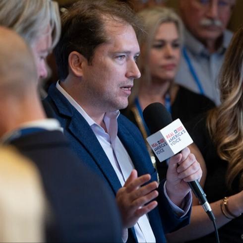 Trump'ın danışmanını ülkeye sokmadılar