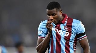 Onuachu sahneye ��kt�!