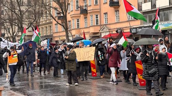 Stockholm'de y�zlerce ki�i bir araya geldi: Katil �srail, Filistin'den defol
