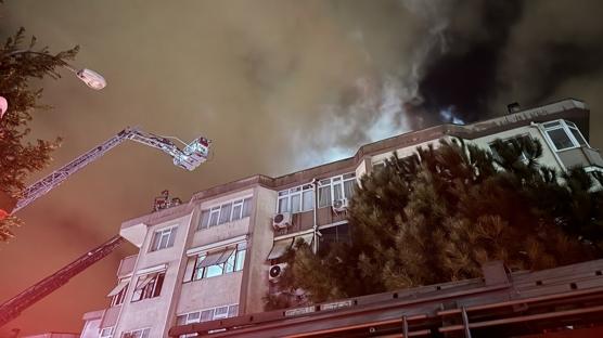�sk�dar'da 5 katl� apartman�n �at� kat�nda ��kan yang�n s�nd�r�ld�
