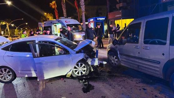 Alanya'da iki otomobilin çarpışması sonucu 3 kişi yaralandı
