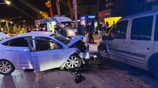 Alanya'da iki otomobilin çarpışması sonucu 3 kişi yaralandı