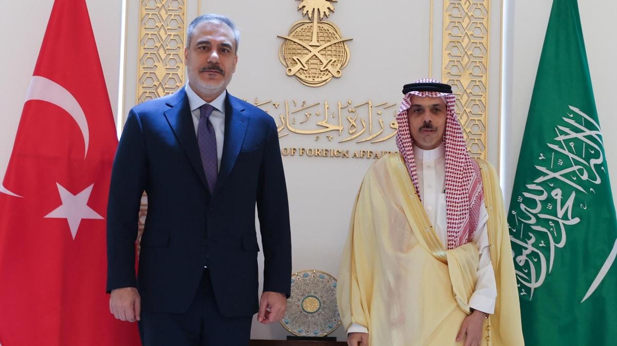 Bakan Fidan'dan bar�� diplomasisi: Suudi Arabistanl� mevkida��yla g�r��t�