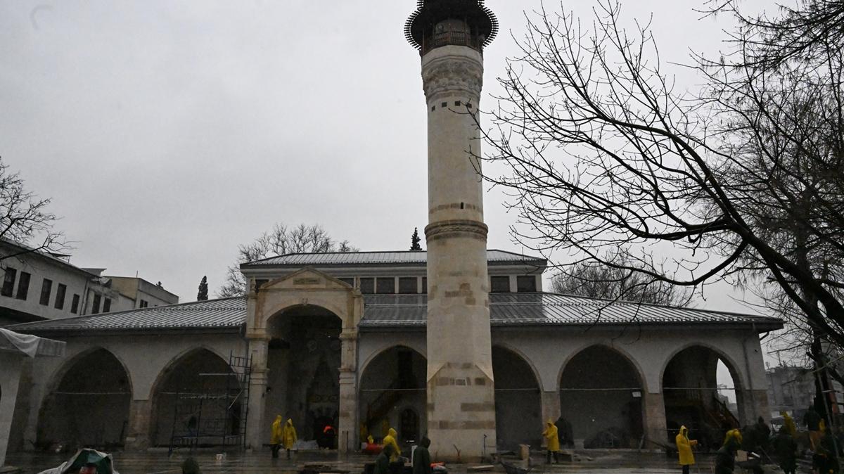 Depremin yaralad��� Ulu Cami aya�a kalkt�! Kadir Gecesi'nde yeniden a��l�yor