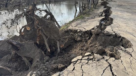Edirne'de Tunca Nehri k�y�s�nda toprak kaymas� meydana geldi