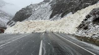Hakkari-Çukurca kara yolu çığ nedeniyle kapandı