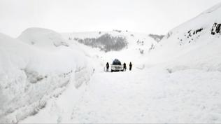 Mu�'ta yolu kardan kapanan k�ydeki hasta ekiplerce hastaneye ula�t�r�ld�