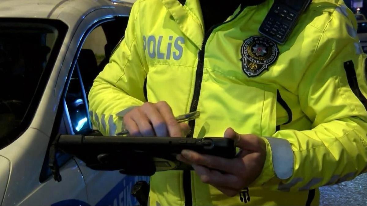 4 ayda 15 kez ceza ald�! 'Dur' ihtar�na uymayan s�r�c�den ak�l almaz teklif