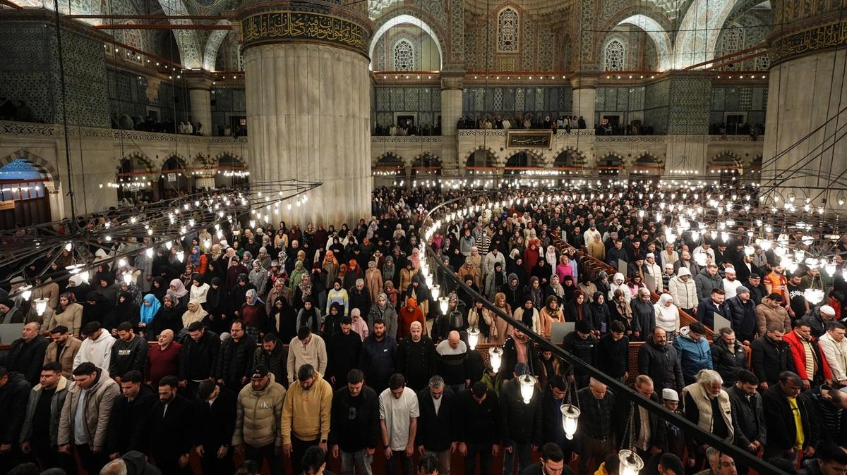 Camiler dolup ta�t�... Kadir Gecesi dualarla idrak edildi
