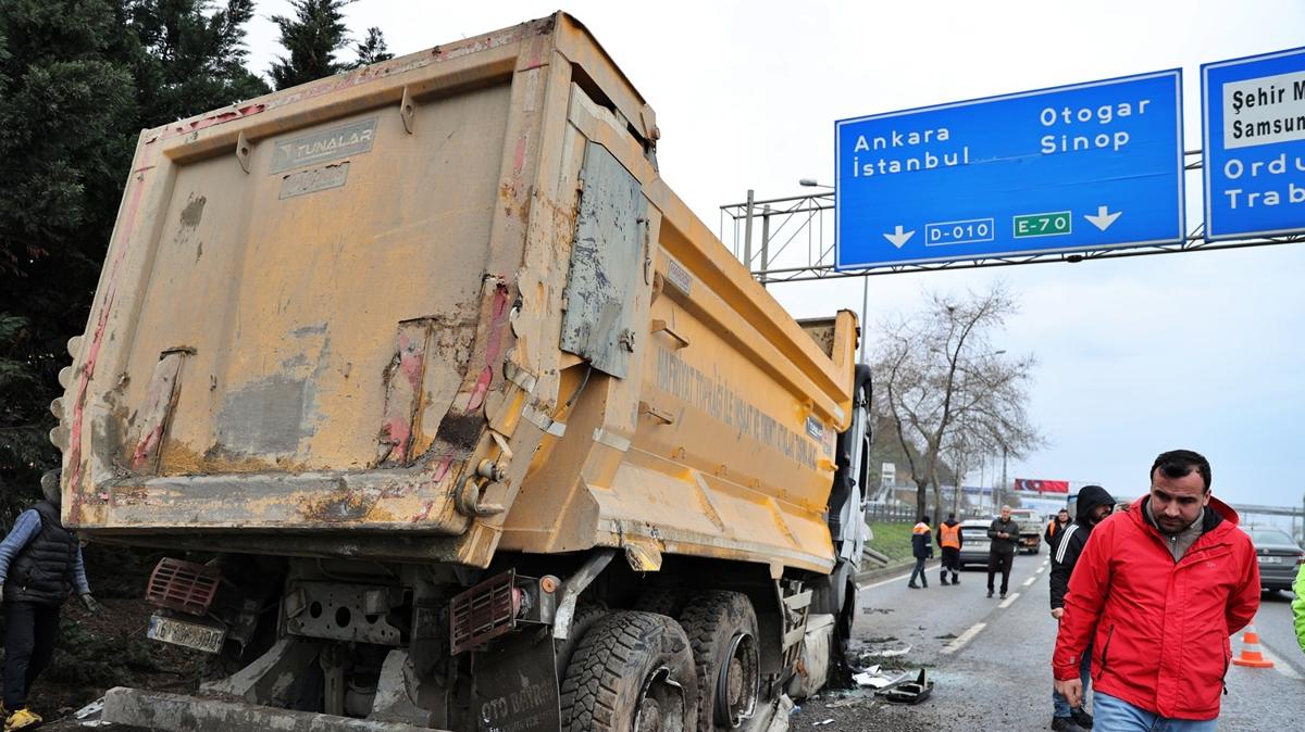 Hafriyat kamyonu devrildi: Ordu-Samsun kara yolunda uzun araç kuyrukları oluştu