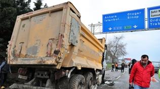 Hafriyat kamyonu devrildi: Ordu-Samsun kara yolunda uzun araç kuyrukları oluştu