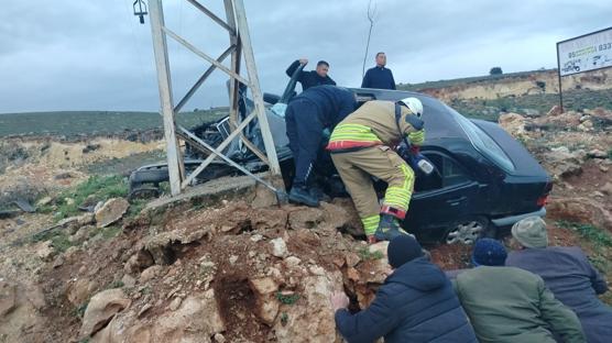 Hatay'da elektrik direğine çarpan otomobilin sürücüsü hayatını kaybetti