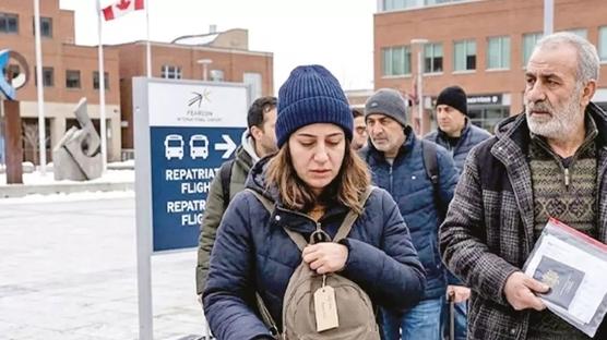 Depremzedeleri yar� yolda b�rakt�lar! Binlerce T�rk yurda d�n�yor